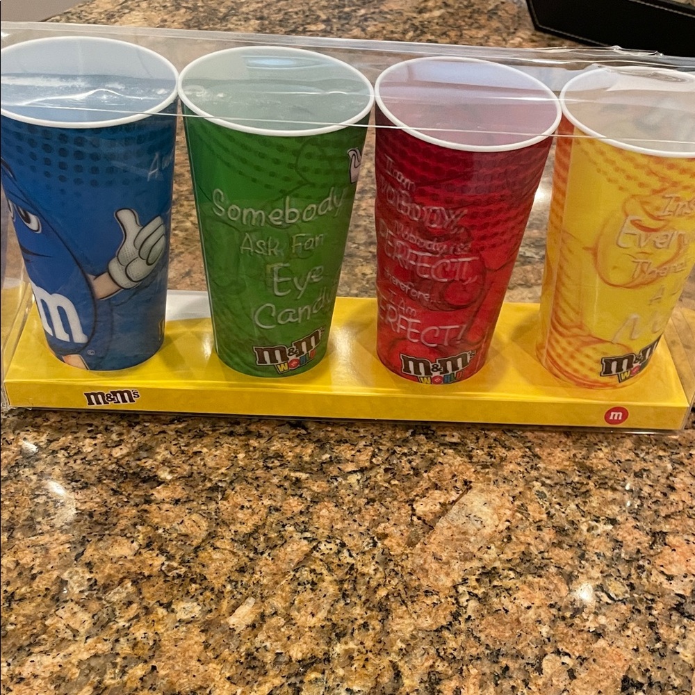 M&M 4 Cup Set - 3D - Blue Green Red Yellow - Plastic Cups w 3d Effects